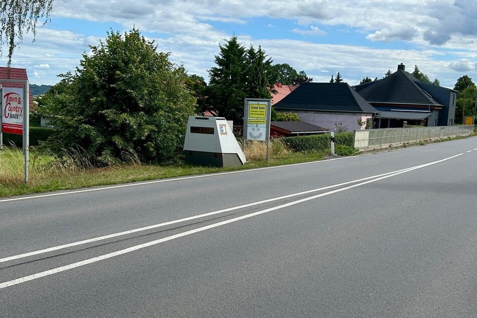 Auf der B170, Fahrtrichtung Dippoldiswalde, lauert in Possendorf-Rundteil ein Superblitzer.