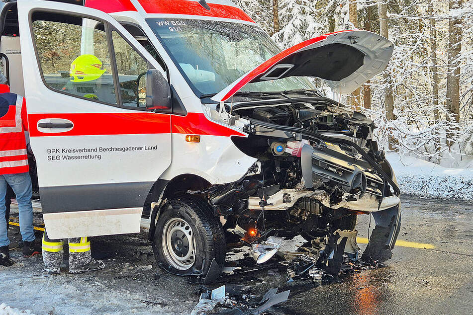 Der Wagen der Wasserwacht ist völlig zerstört.
