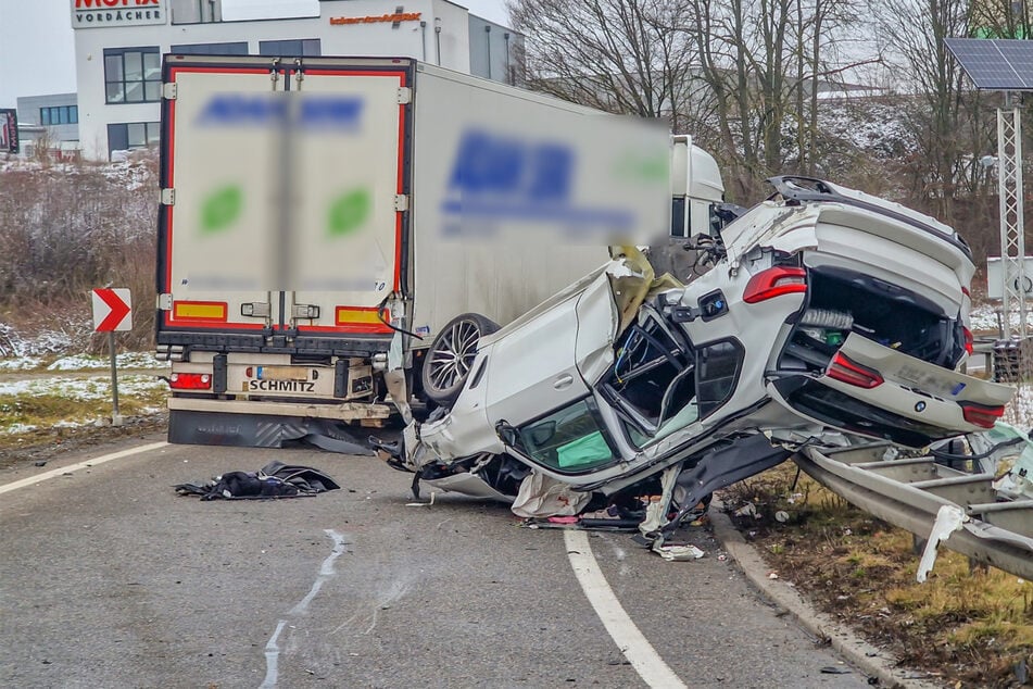 Der Lkw-Fahrer wurde laut aktuellem Stand nicht verletzt.