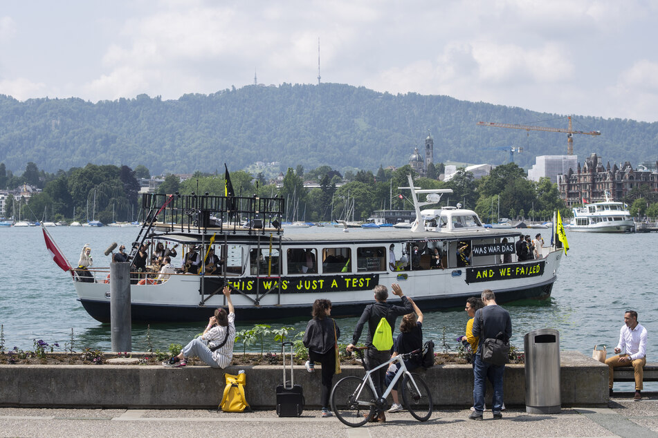 Schweiz, Zürich: Künstler vom Schauspielhaus Zürich singen auf dem Corona-Passionsschiff auf dem Zürichsee.