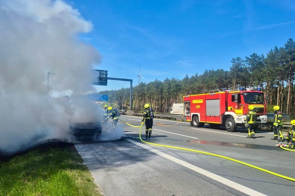 Die Feuerwehr löschte mit Wasser und Schaum nach.