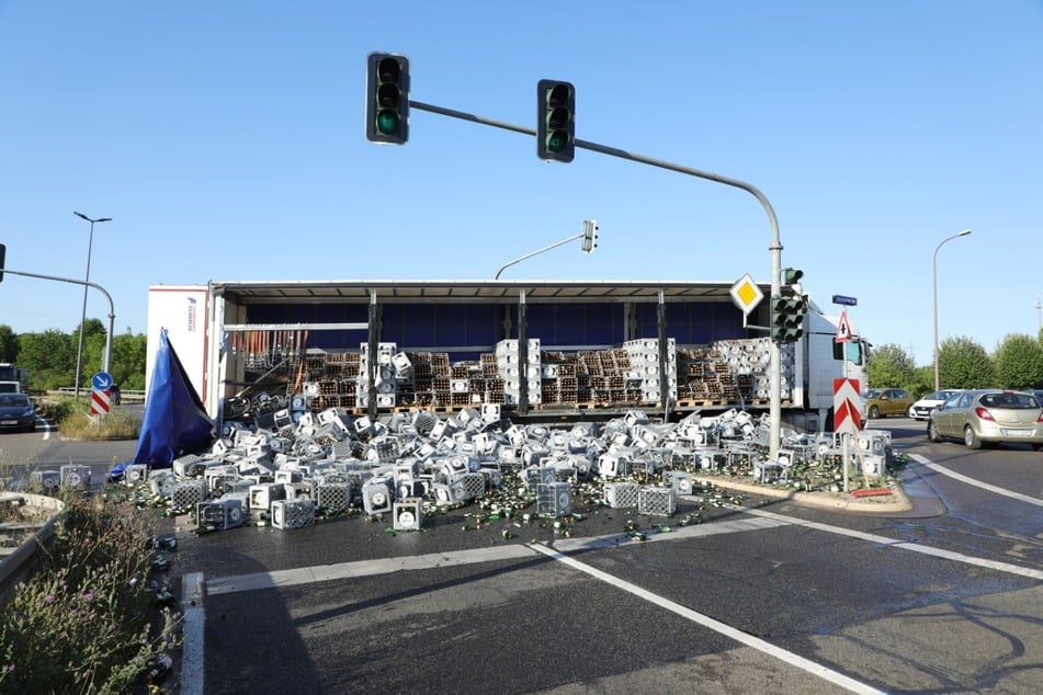 Bierlaster verliert Ladung, B170 gesperrt