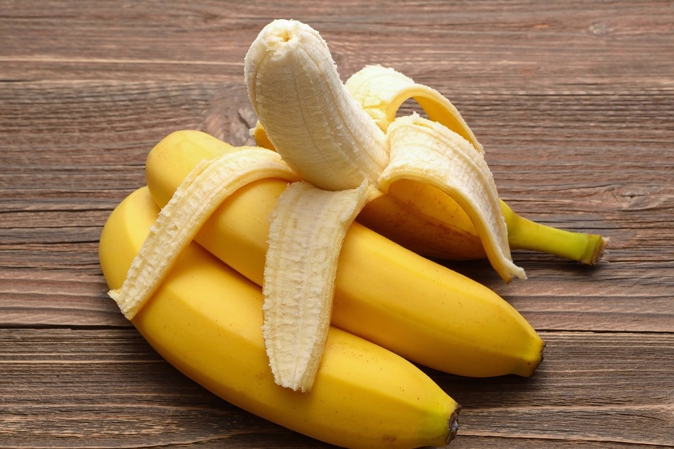 In addition to potassium, bananas also contain biotin, a vitamin which has a positive effect on nails and hair. Simply eating the fruit will pack your body with nutrients.