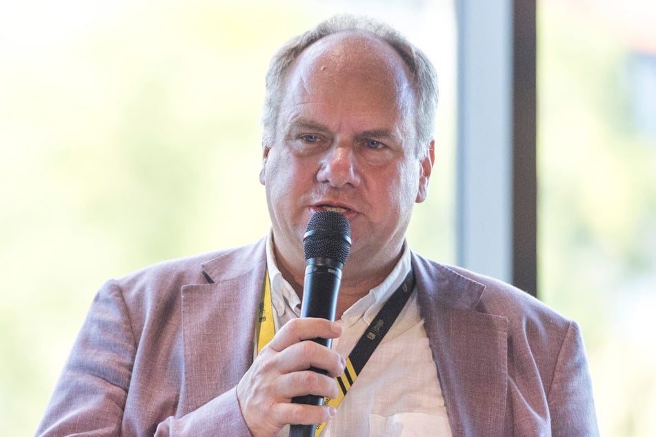 Hier gibt OB Dirk Hilbert (53, FDP) sein Versprechen.