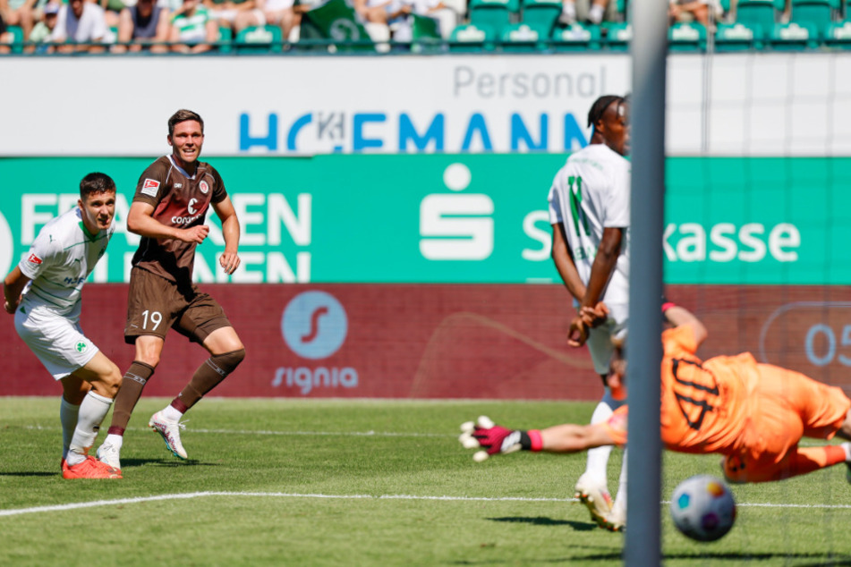 Andreas Albers erzielte in der Nachspielzeit den vermeintlichen Siegtreffer für St. Pauli, doch der Treffer wurde wegen einer Abseitsstellung zurückgenommen.