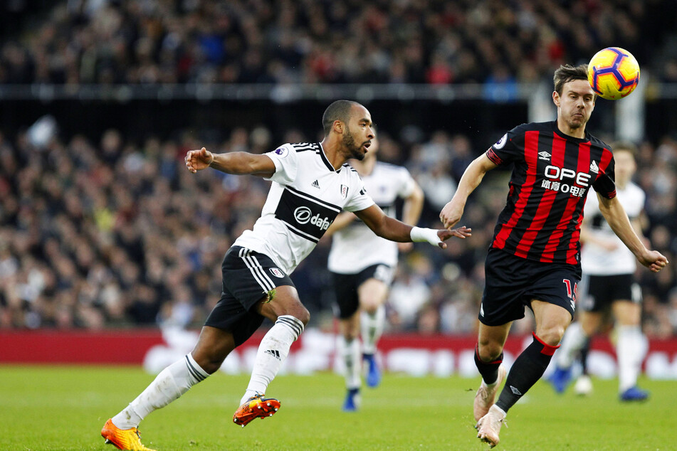 Chris Löwe (32, r.) im Dezember 2018 in der Premier League für Huddersfield Town vor Fulhams Denis Odoi (33) am Ball.