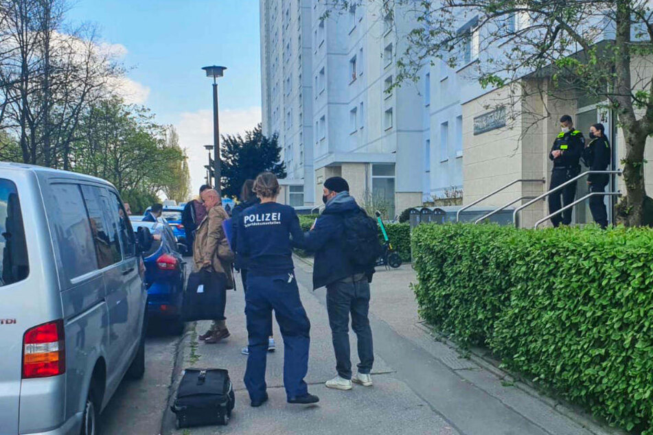 Die Einsatzkräfte stehen vor dem Haus in der Hanns-Eisler-Straße, in dem der 86-Jährige am Samstagmittag leblos von Angehörigen entdeckt worden ist.