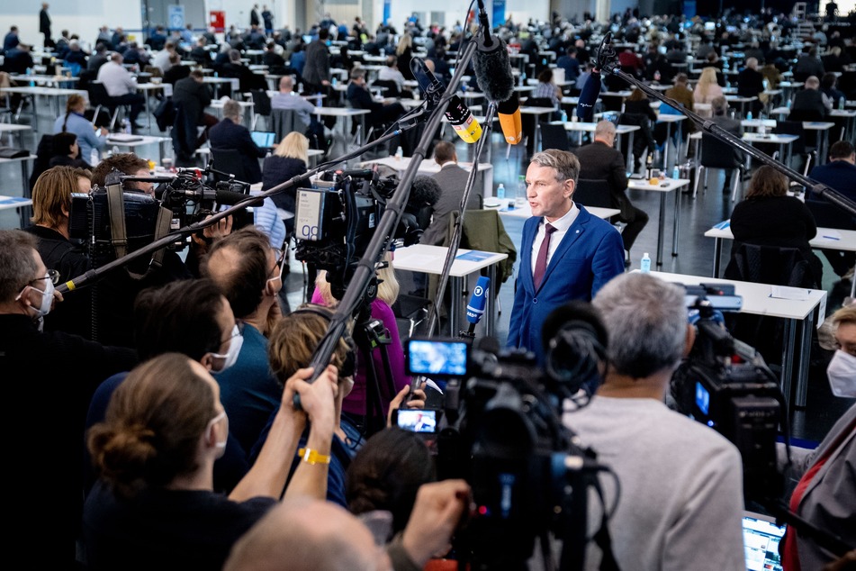 Björn Höcke (49) tritt beim Bundesparteitag der AfD vor die Mikrofone und Kameras der Journalisten.