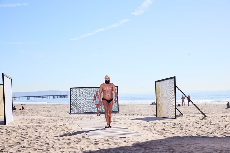Kandidat Carsten zeigt sich in knapper Badehose.