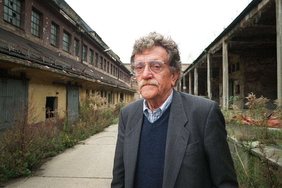 Kurt Vonnegut während seines letzten Dresden-Besuches 1998 auf dem Schlachthofgelände.