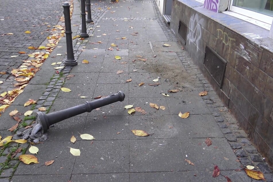 Beim Versuch, rückwärts in die Maxstraße in Bonn zu fahren, hat eine 35-Jährige am Samstag gleich mehrere Poller überfahren.