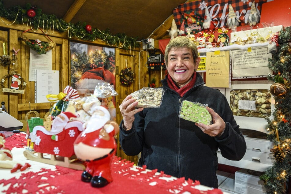 Marion Schillings (57) bietet Süßes aus Sizilien an.