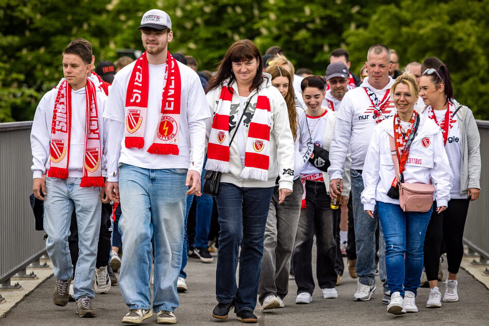 "Alle in Weiß" - die meisten Energie-Fans halten sich heute ans Motto. Vor dem Spiel ist in der Stadt viel los.