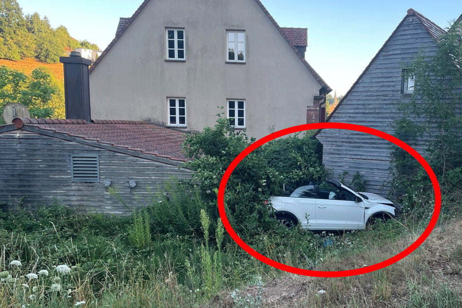 Die 36-Jährige war mit ihrem Cabrio von der Straße abgekommen und in den Hotelanbau gekracht.