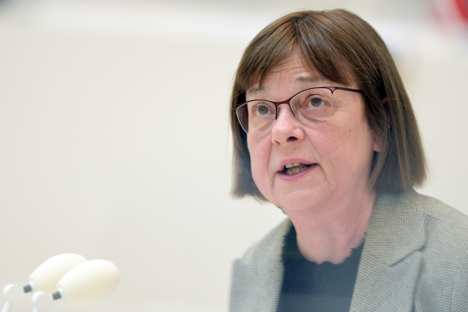 Ursula Nonnemacher steht wegen der E-Auto-Affäre in der Kritik. Mit der vergessenen Jacke sorgt die Gesundheitsministerin für die nächsten negativen Schlagzeilen.