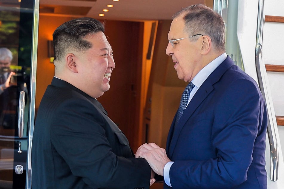North Korean leader Kim Jong Un (l.) offered Moscow his full support on the war in Ukraine during talks with Russian Foreign Minister Sergei Lavrov.