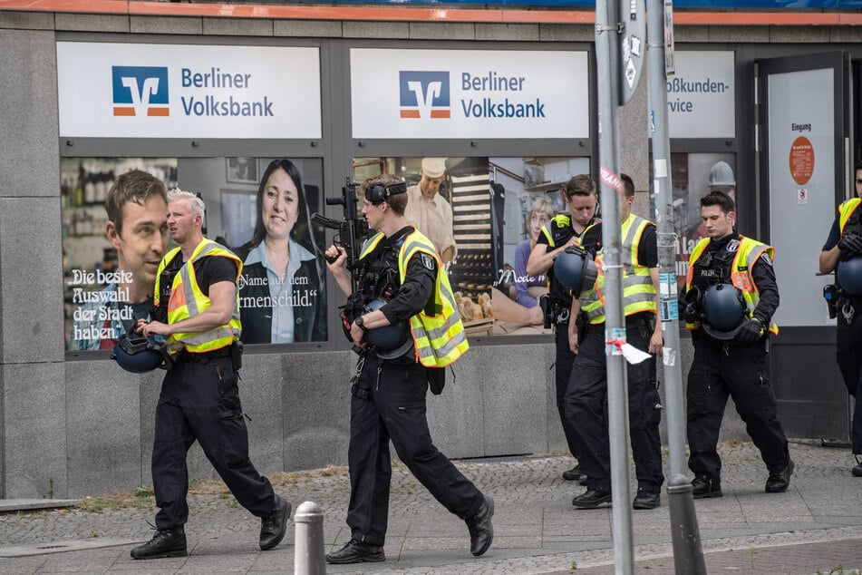 Mehrere Täter sollen versucht haben, eine Bankfiliale zu überfallen.