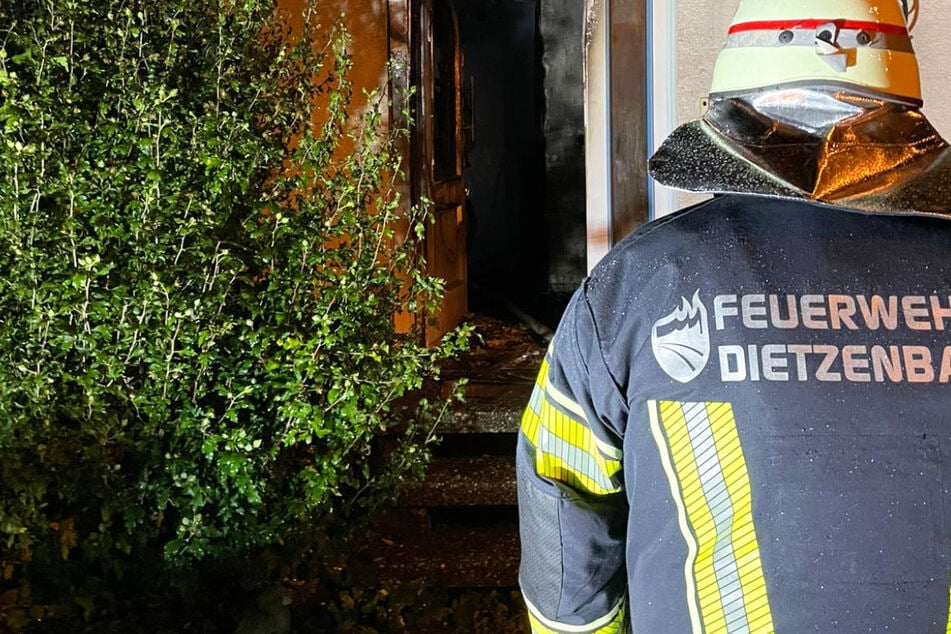 Ein Wohnhausbrand im südosthessischen Dietzenbach rief am frühen Samstagmorgen Feuerwehr, Rettungsdienst und Polizei auf den Plan - rund 40 Einsatzkräfte waren vor Ort.