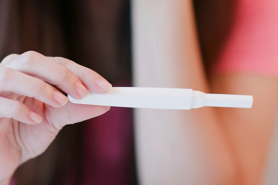 "Frigggly"s Freundin legte ihren Schatz mit einem falschen positiven Schwangerschaftstest rein. (Symbolbild)