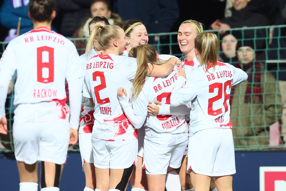 Den Jubel haben sie sich redlich verdient! Mit einem sagenhaften 6:1 gegen die SGS Essen stehen RB Leipzigs Frauen im Halbfinale des DFB-Pokals!