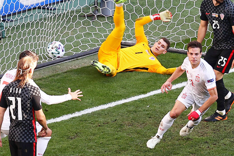 César Azpilicueta (r.) köpfte die spanische Nationalmannschaft gegen Kroatien im Achtelfinale der EM mit 2:1 in Führung.
