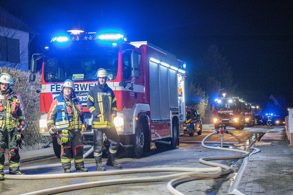 Mehrere Feuerwehren aus dem Umland waren am Einsatz beteiligt. Zwei Straßen mussten gesperrt werden.