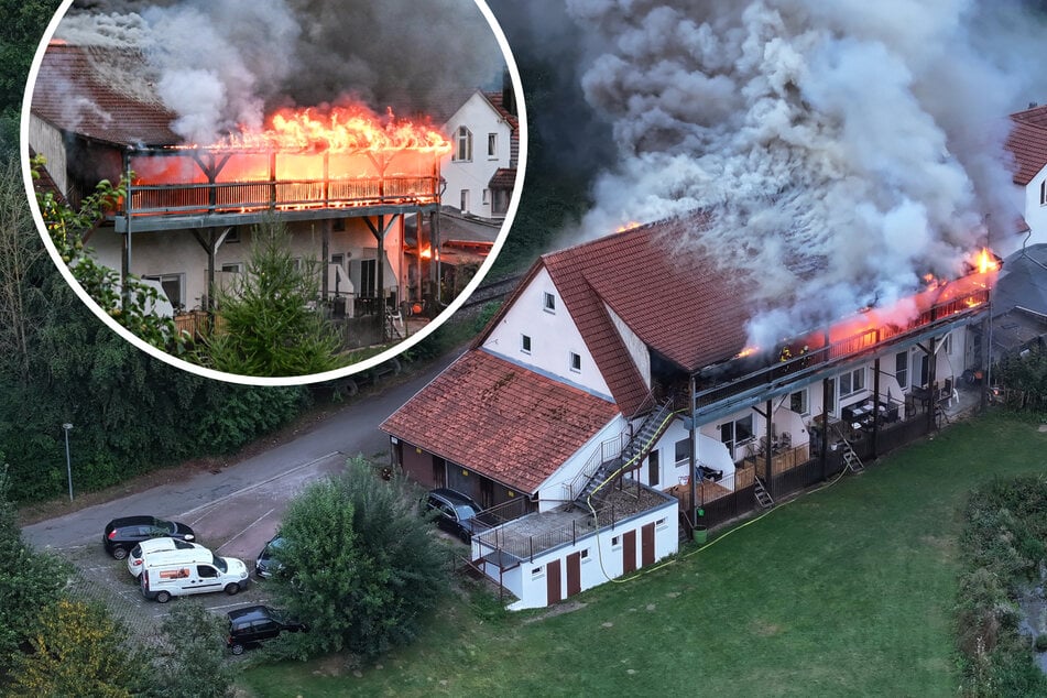 Wohnhaus brennt lichterloh: Frau und Kind verletzt, immenser Schaden