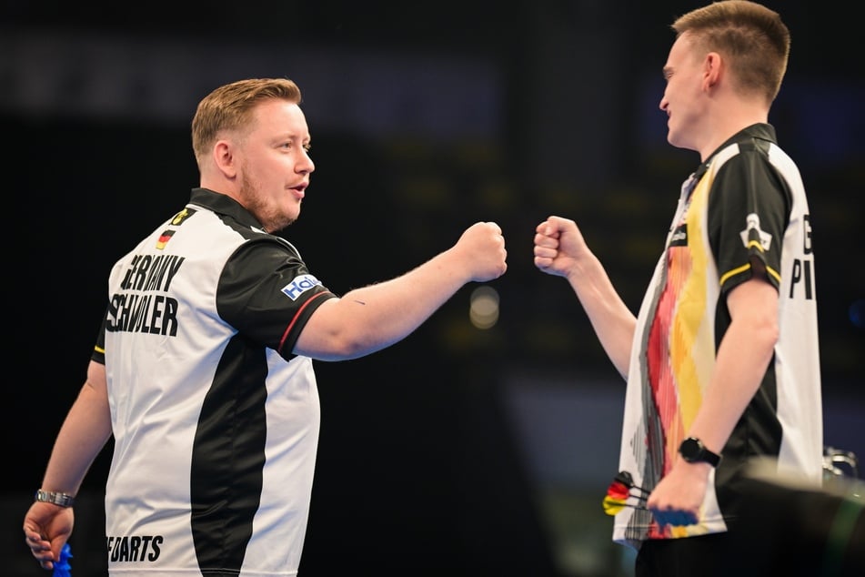 Martin Schindler (l.) und Ricardo Pietreczko präsentieren sich beim World Cup of Darts als eingespieltes Team.