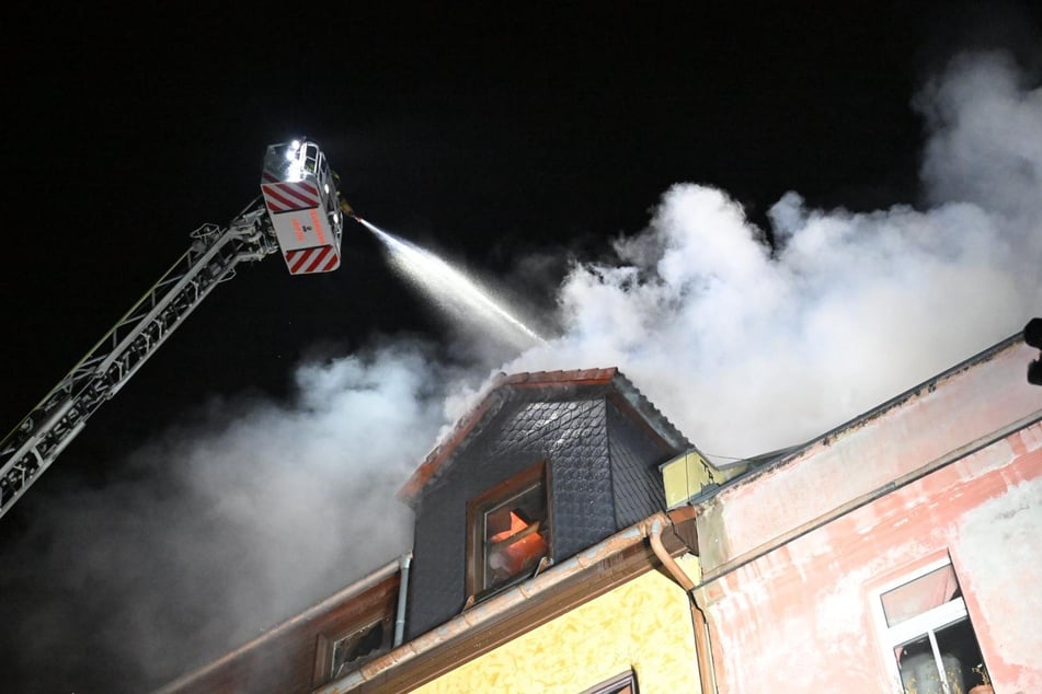 Am frühen Freitagmorgen fing der Dachstuhl in Leipzig-Connewitz Feuer.