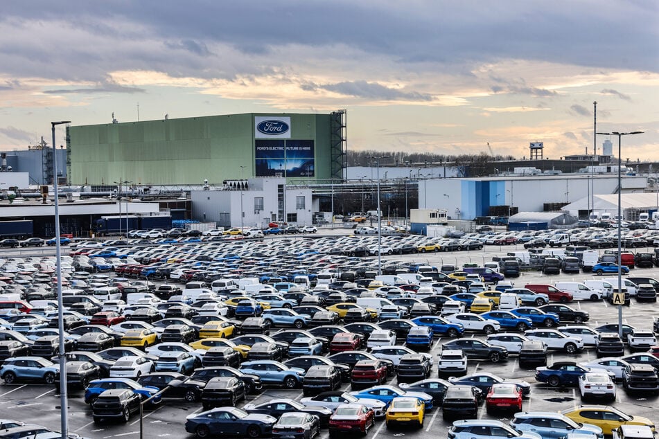 Der US-Autobauer Ford betreibt in Köln-Niehl seit Jahrzehnten ein Werk. Nun will das Unternehmen trotz Vereinbarungen mit der Gewerkschaft früher als geplant Stellen streichen. (Archivbild)