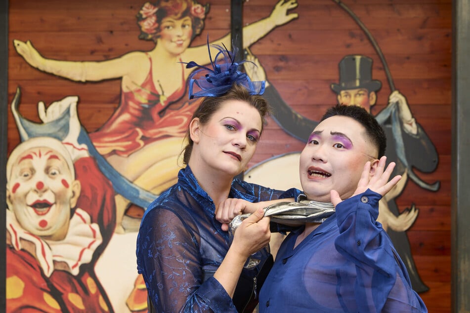 Sopranistin Maria Perlt-Gärtner (40) und Tenor Kota Katsuyama (23) wechseln jeweils zwischen drei Rollen hin und her.