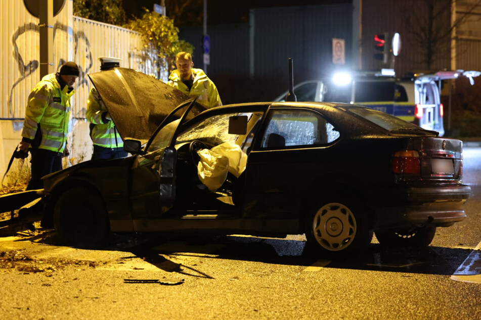 Vor dem Unfall lieferte sich der BMW mit der Polizei eine Verfolgungsjagd.
