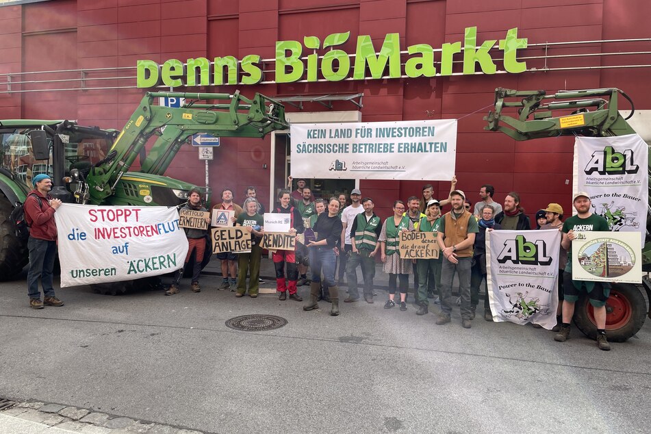 Zum Protest versammelten sich Landwirte in der Dresdner Neustadt vor einer Filiale von "Denns Biomarkt".