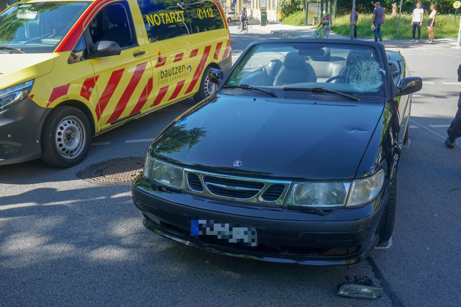Der Saab bekam einigen Blechschaden ab, deutlich schlimmer traf es bei dem Unfall aber den Fahrradfahrer: Er musste ins Krankenhaus.