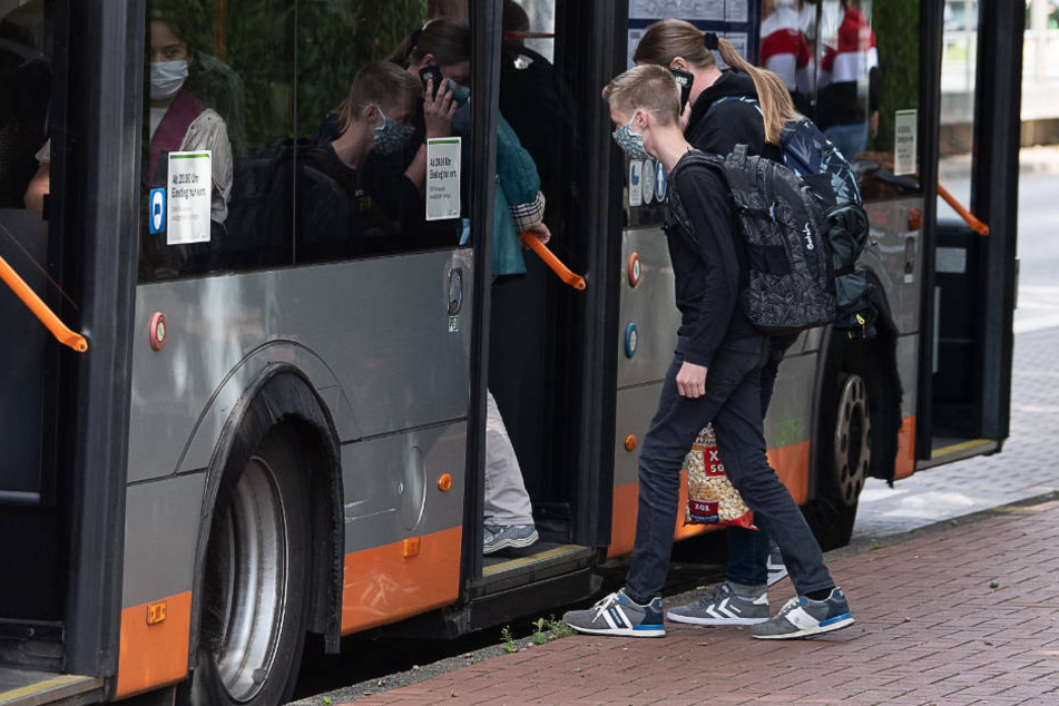 Überfüllte Busse am morgen sind in Hessen seit dem Ende der Sommerferien ein gewohntes Bild. (Symbolbild)