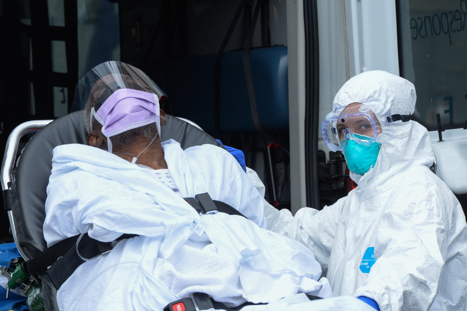 Ein medizinischer Notfalltechniker verlegt ein Coronavirus-Opfer im New Yorker South Bronx Lebanon Hospital Center.