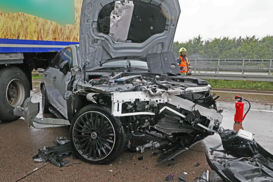 Der Mercedes wurde durch den Unfall stark beschädigt.