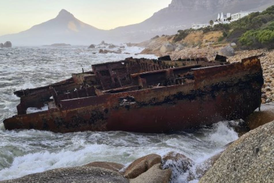 45 Jahre altes Schiffswrack an Strand angespült: Wie ist das nur möglich?