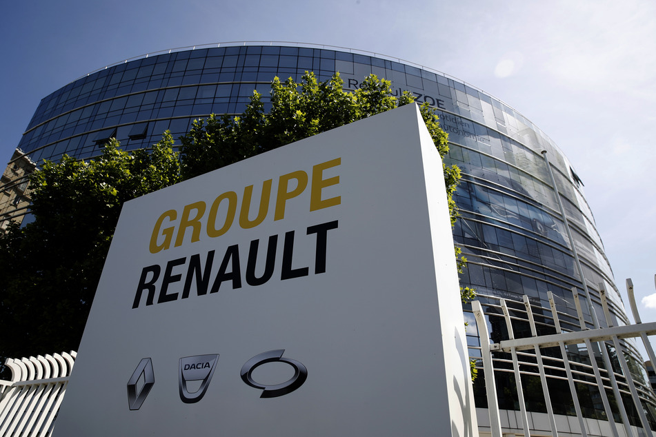 Ein Schild der Renault-Gruppe steht vor dem Hauptsitz der Firma. Am Freitag hält der Fahrzeughersteller eine Online-Pk zu einem Sparplan.
