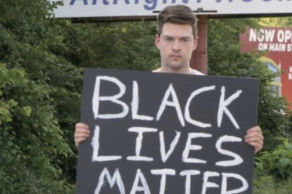 Krasses Selbstexperiment: Mann protestiert gegen Fremdenhass in Amerikas "rassistischster Stadt"