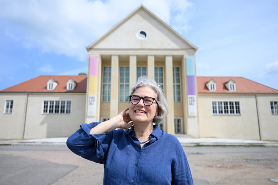 Carena Schlewitt, Intendantin des Europäischen Zentrums der Künste Dresden-Hellerau, auf dem Gelände des Festspielhauses.