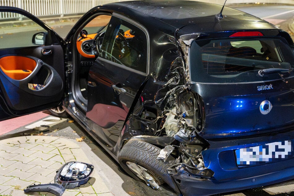 Ein Smart wurde gegen eine Ampel geschleudert: Die Insassen - eine Frau und ihre beiden Kinder - wurden teils schwer verletzt.