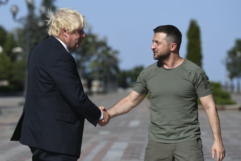 Wolodymyr Selenskyj (44, r.), Präsident der Ukraine, und Boris Johnson (58) , ehemaliger Premierminister von Großbritannien, geben sich während ihres Treffens im August 2022 die Hand.