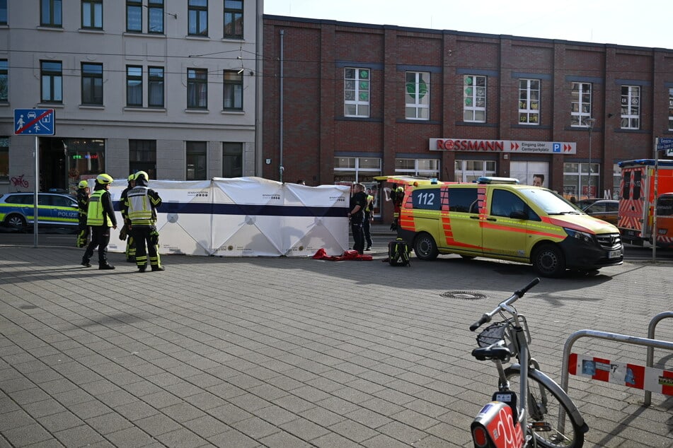 Die Retter mussten noch vor Ort mit der Behandlung starten. Polizei und Feuerwehr richteten dazu einen Sichtschutz ein.