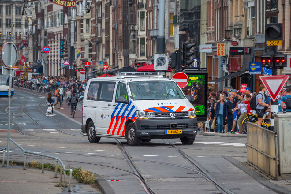 Die Polizei in Amsterdam hat ein auf Corona positiv getestetes Paar festgenommen, dass zuvor aus einem Quarantäne-Hotel geflohen war. (Symbolfoto)