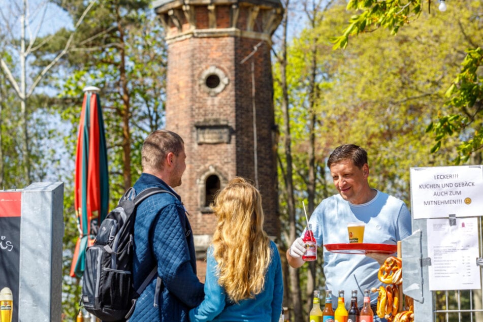 Jens Genschmar (51) verkauft Getränke im Straßenverkauf an Ausflugsgäste. Auch ihn wies das Ordnungsamt auf das vermeintliche Getränke-Verkaufsverbot hin.
