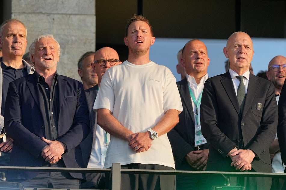 Rudi Völler (l.) soll von Julian Nagelsmann (M.) abgerückt sein.
