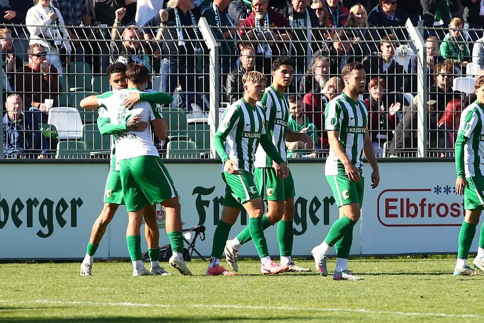 Erleichterung pur bei der BSG Chemie Leipzig, weil wenigstes einer der vielen Chancen drin war.