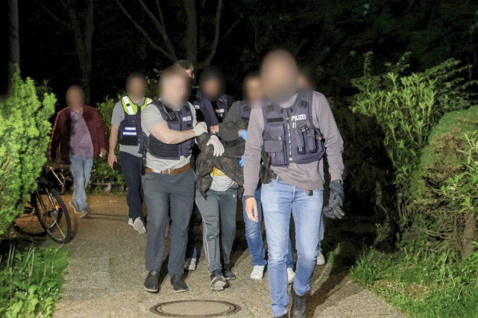 Spezialkräfte führten den mutmaßlichen Messerstecher von Bielefeld ab.