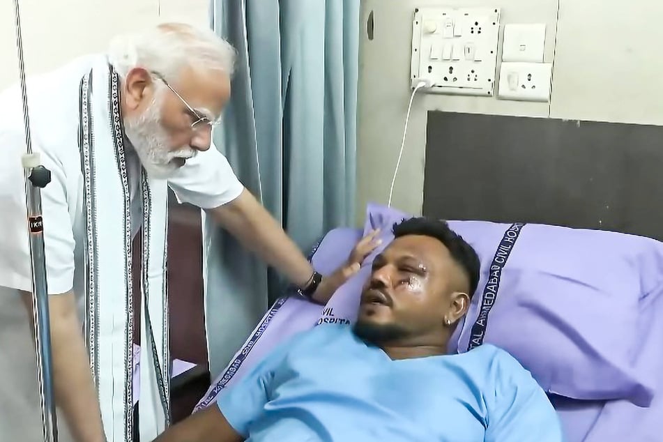Indiens Premierminister Narendra Modī (75) besuchte den Überlebenden Viswashkumar Ramesh (40) am Krankenhausbett.